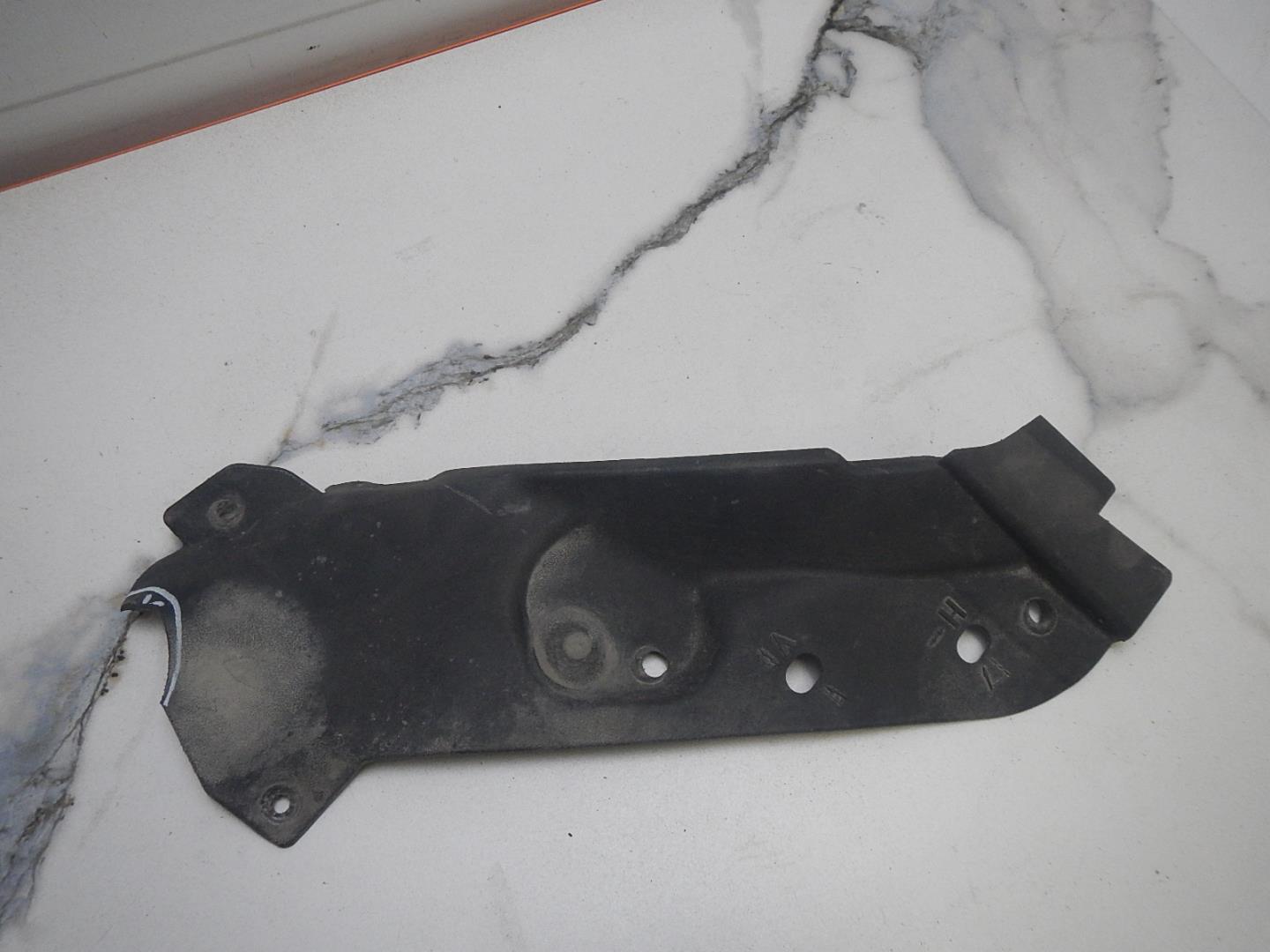 Кожух замка капота