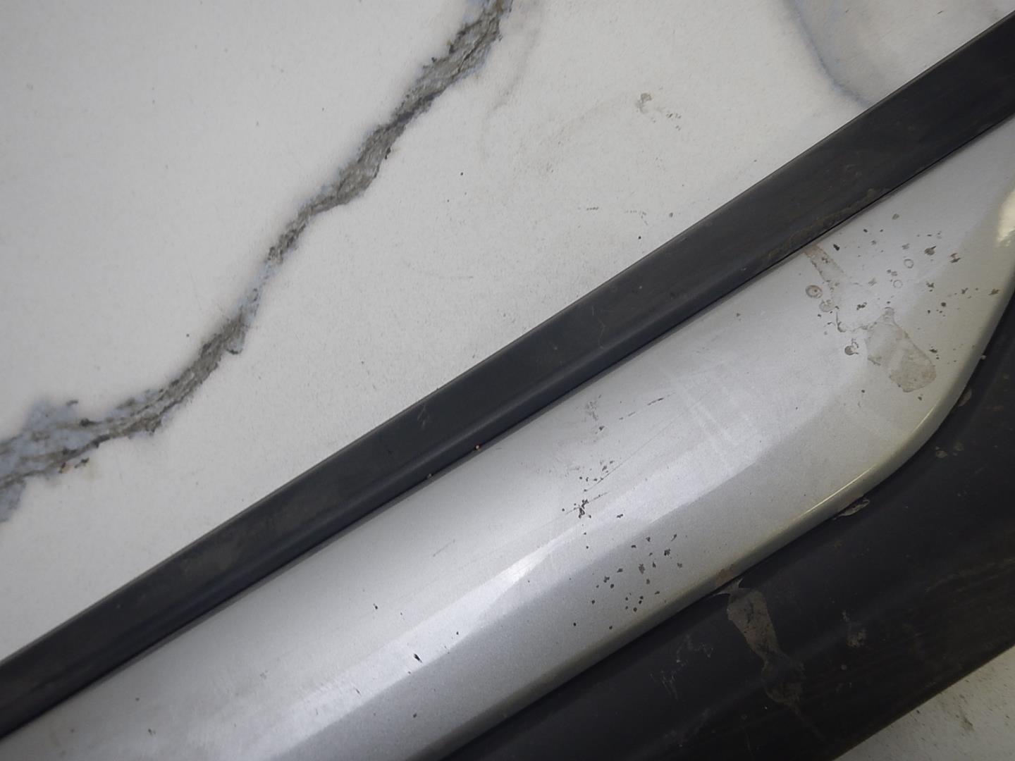 Молдинг задней левой двери