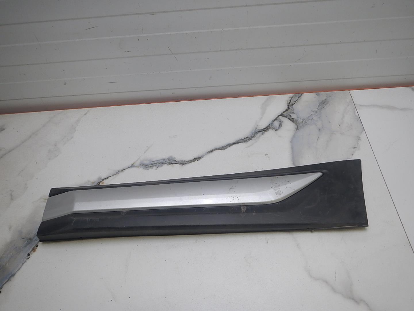 Молдинг задней левой двери