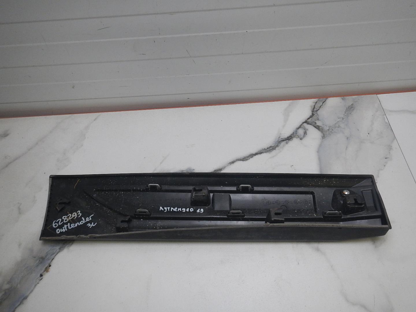 Молдинг задней левой двери