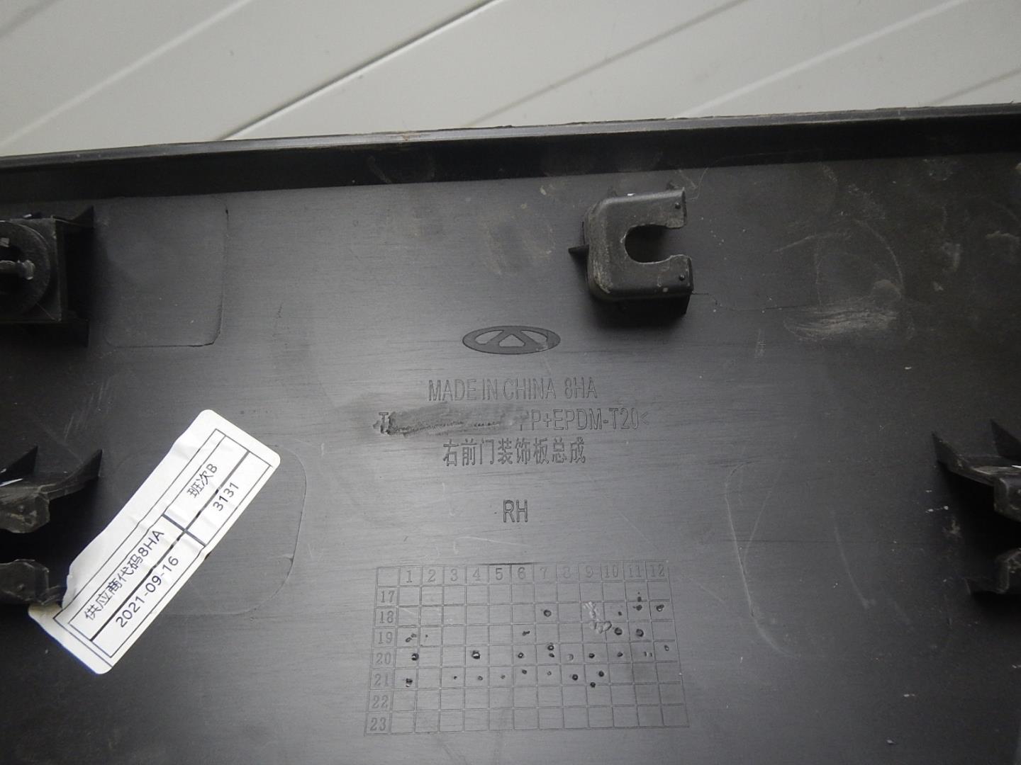 Молдинг передней правой двери