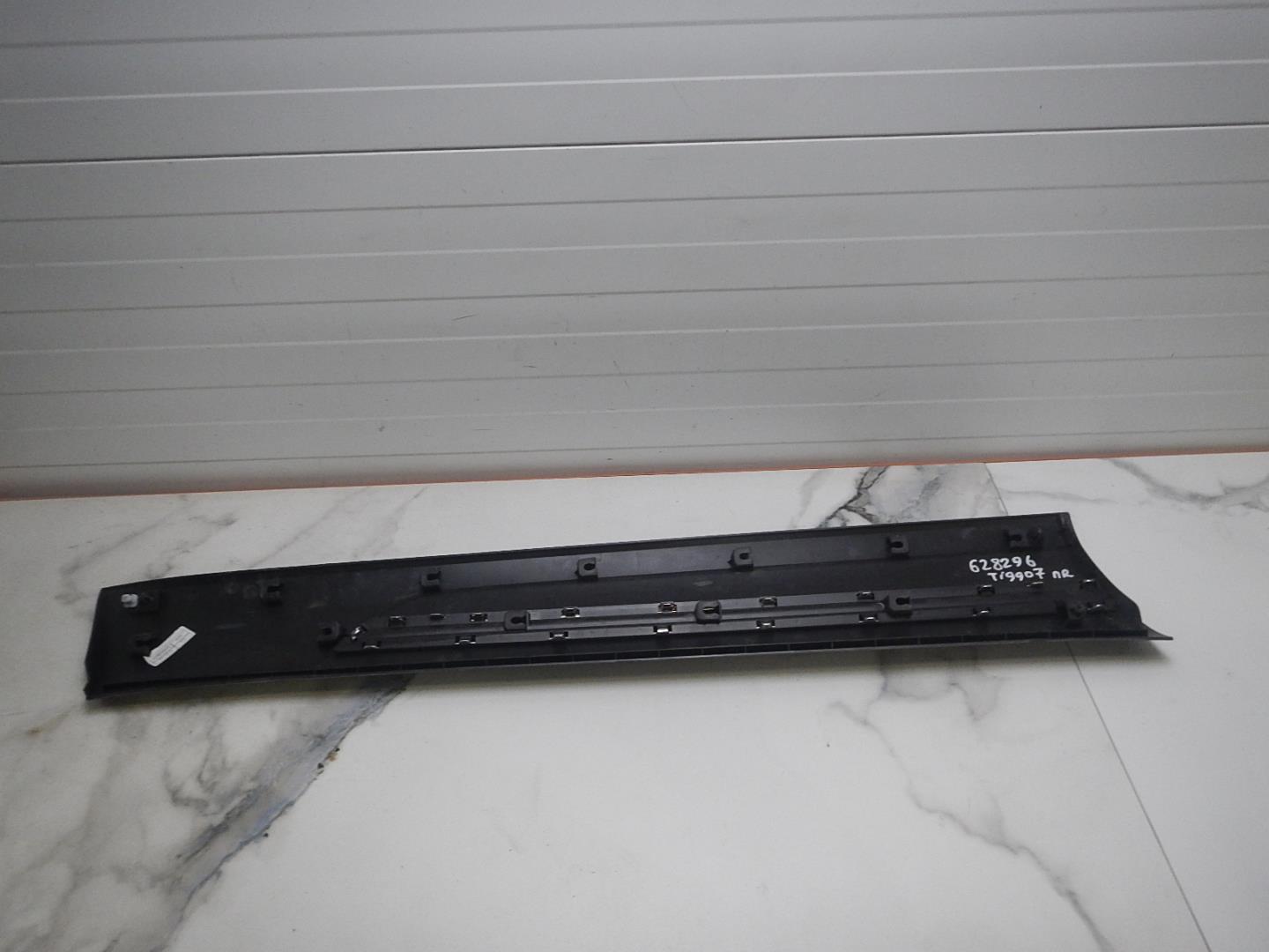 Молдинг передней правой двери