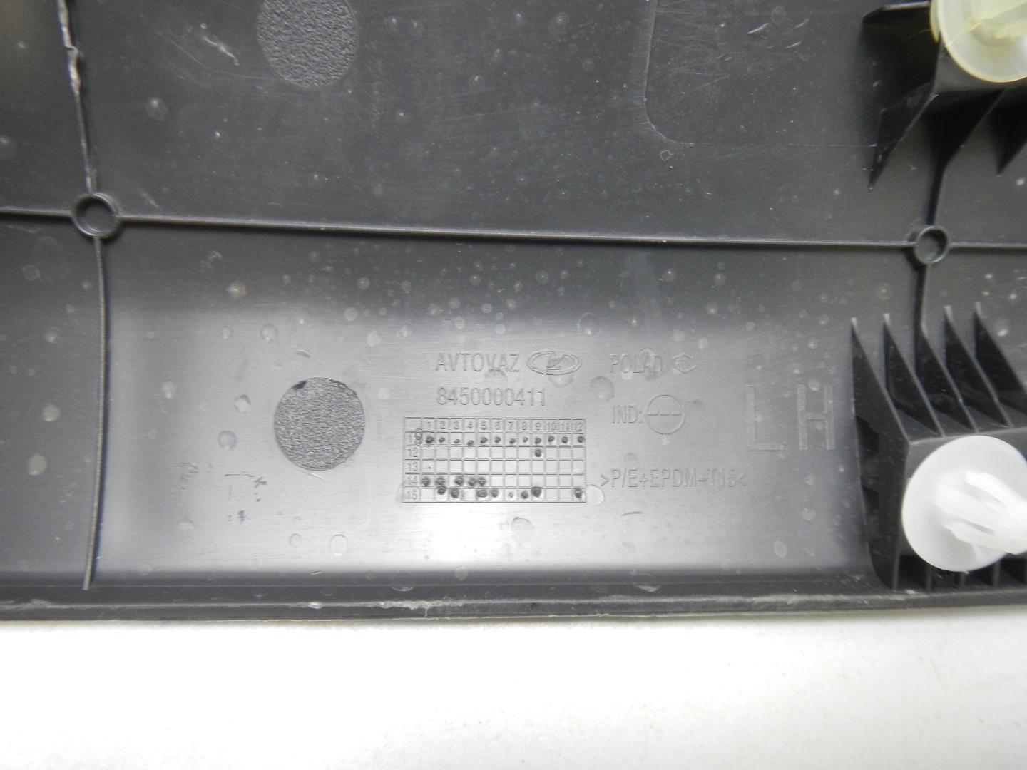 Молдинг задней левой двери