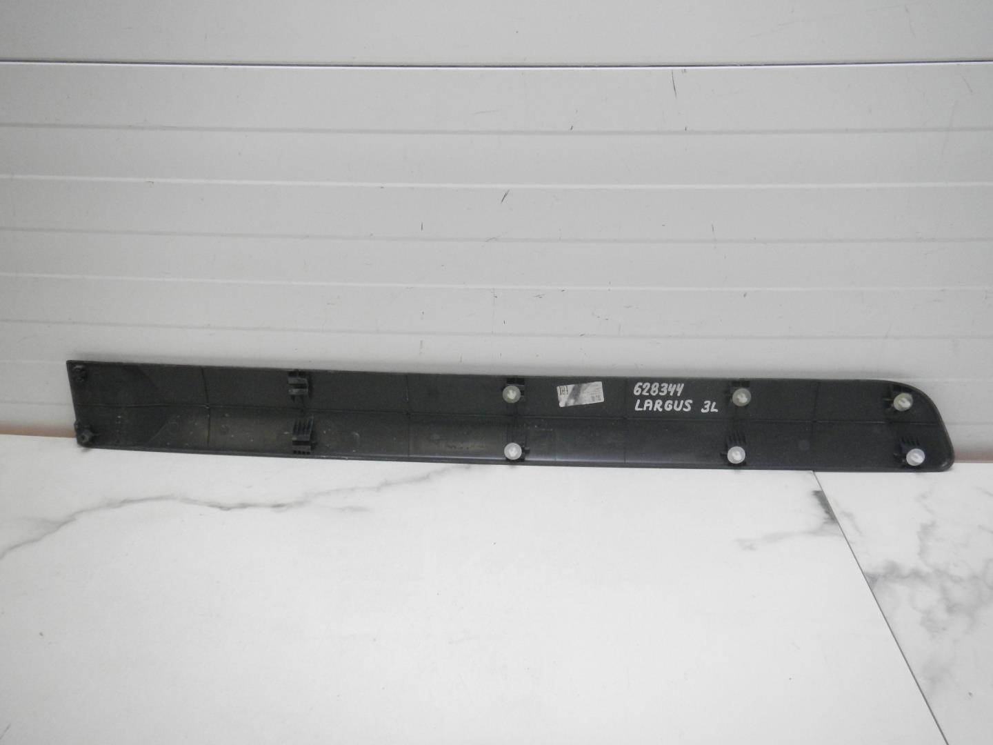 Молдинг задней левой двери