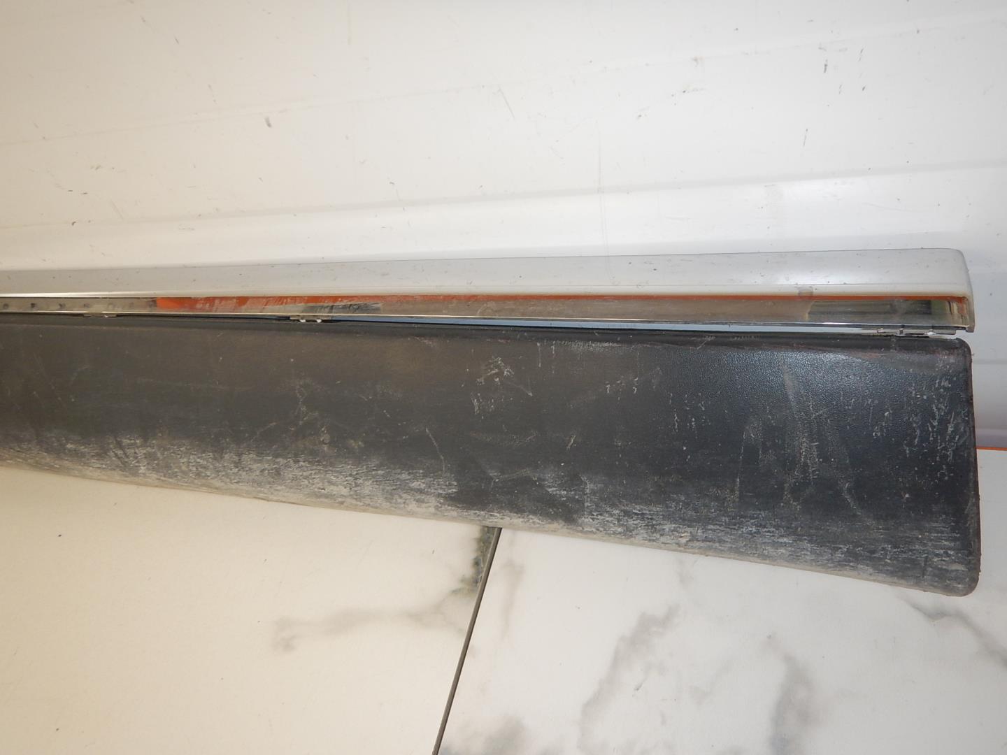 Молдинг передней левой двери