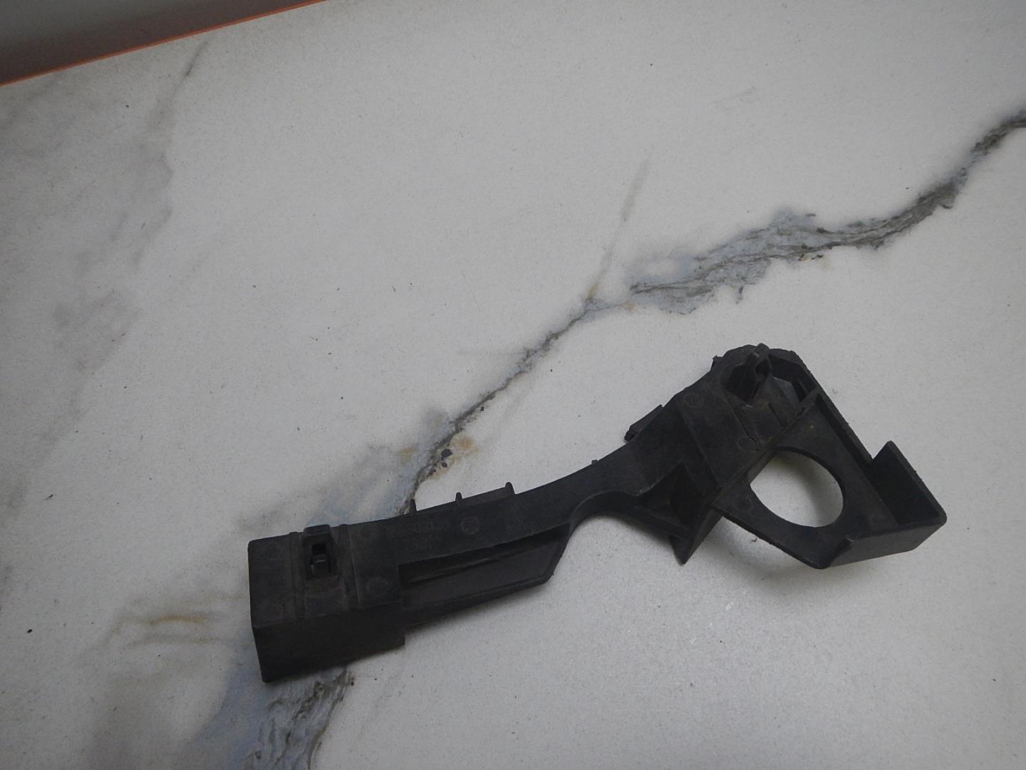 Кронштейн переднего бампера левый