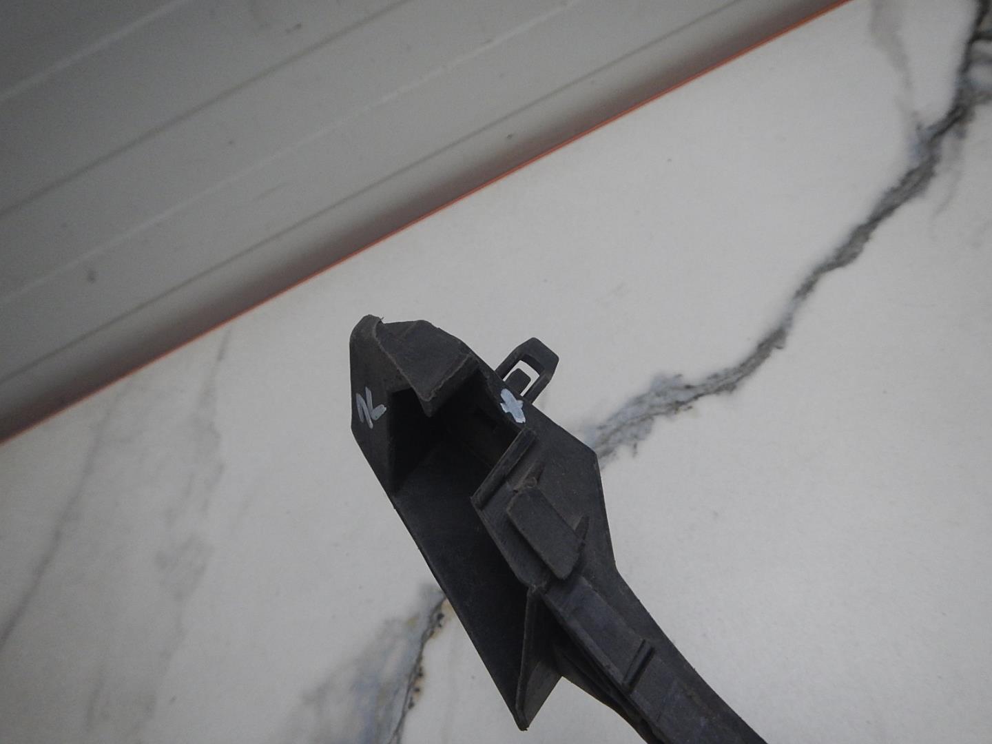 Кронштейн переднего бампера левый