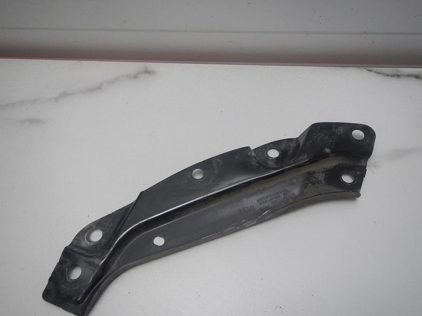 Кронштейн фар правый