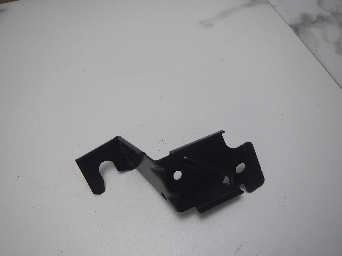 Кронштейн фар левый