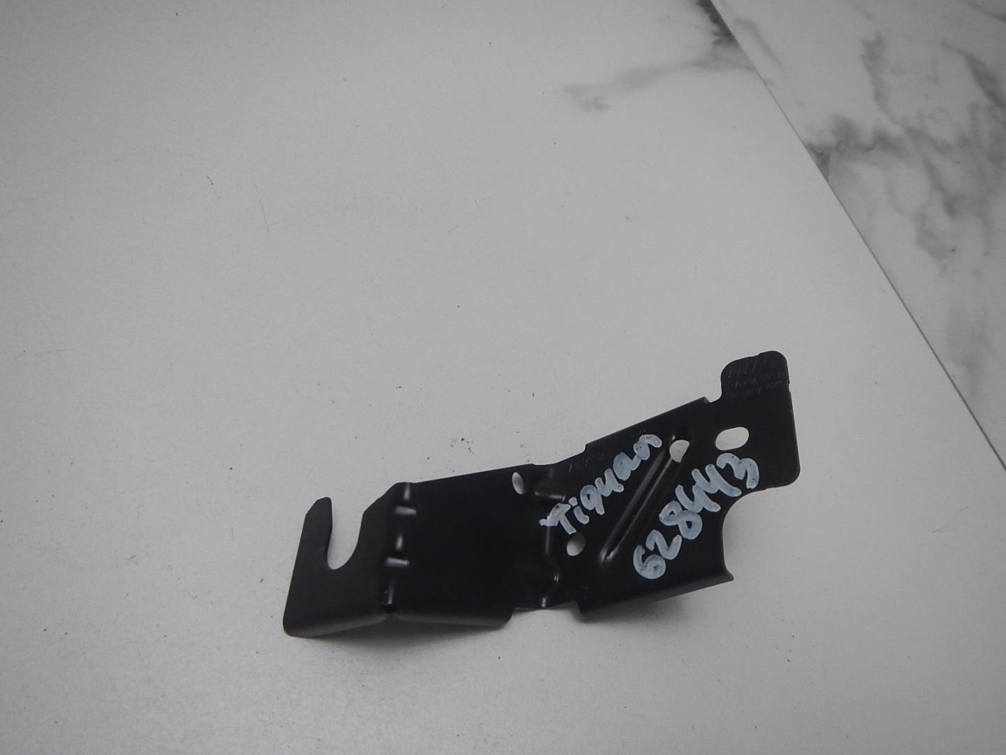 Кронштейн фар левый