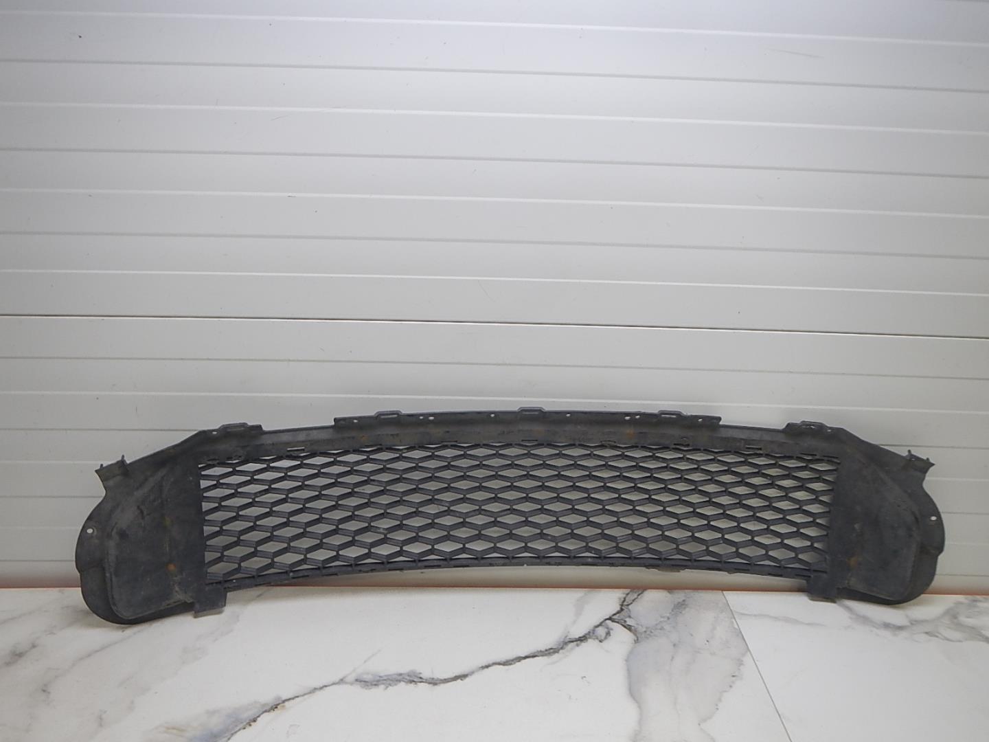 Решетка в бампер центральная