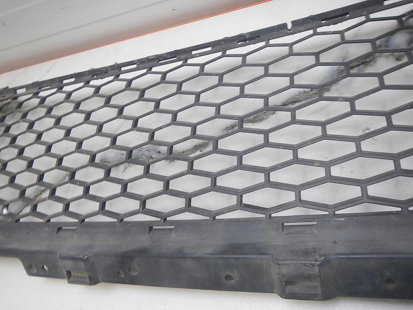 Решетка в бампер центральная