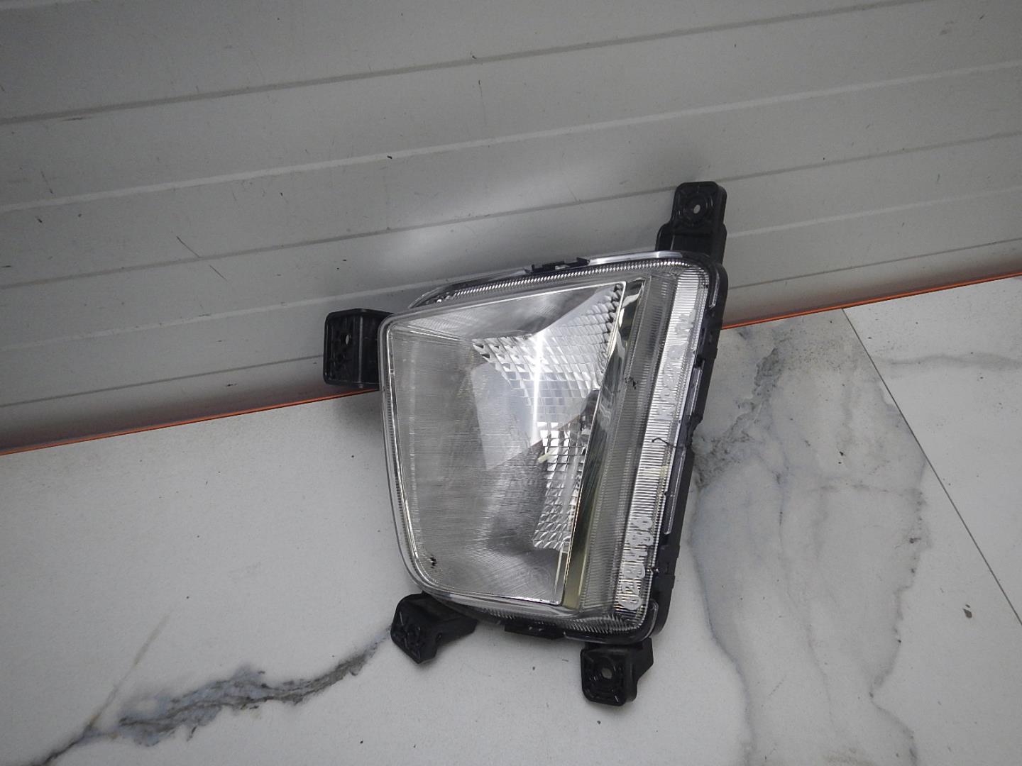 Фара противотуманная левая