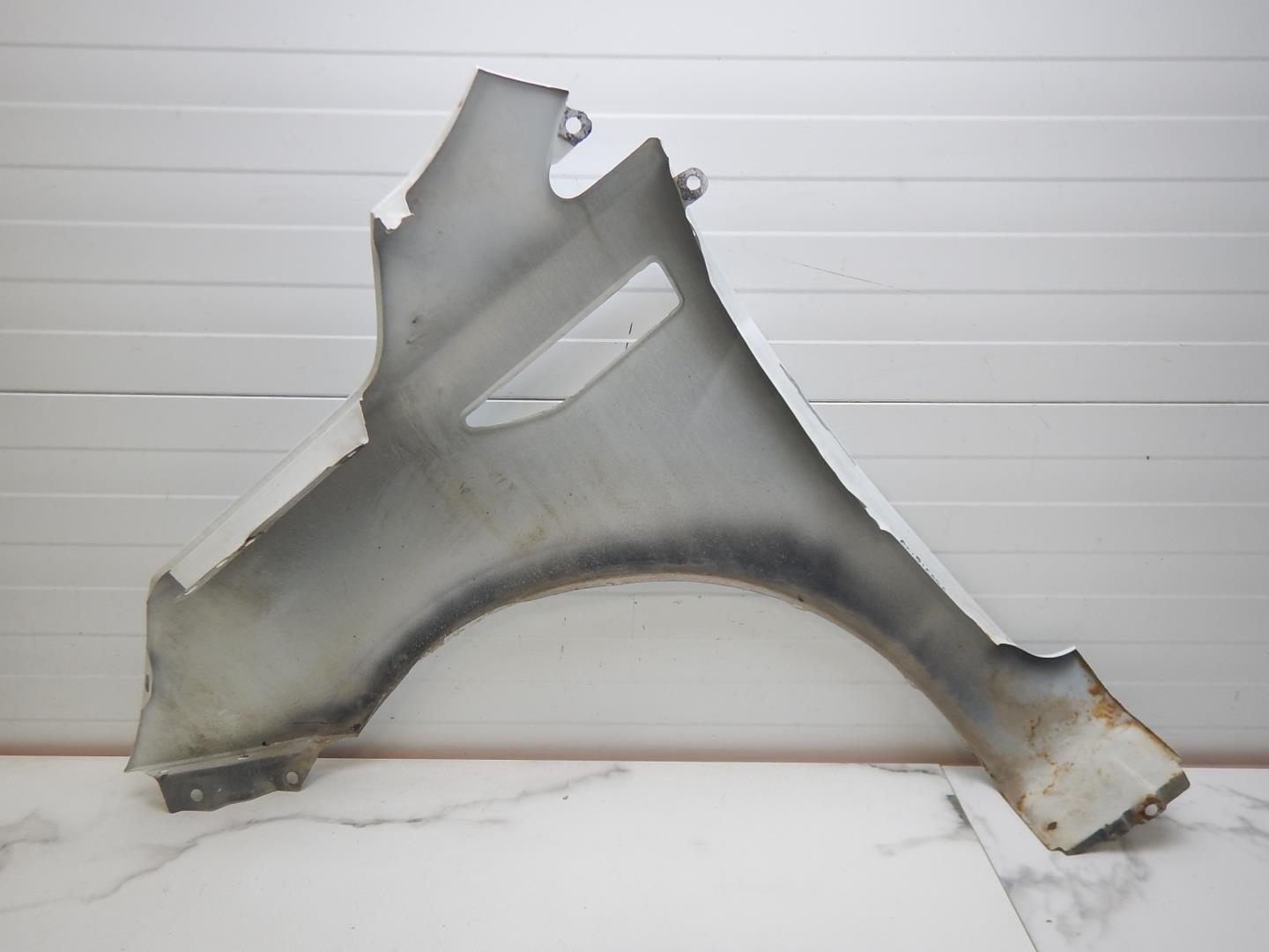 Крыло переднее правое