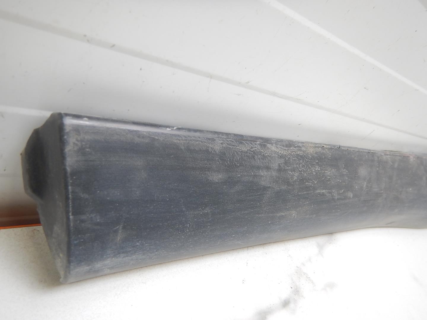 Молдинг задней левой двери