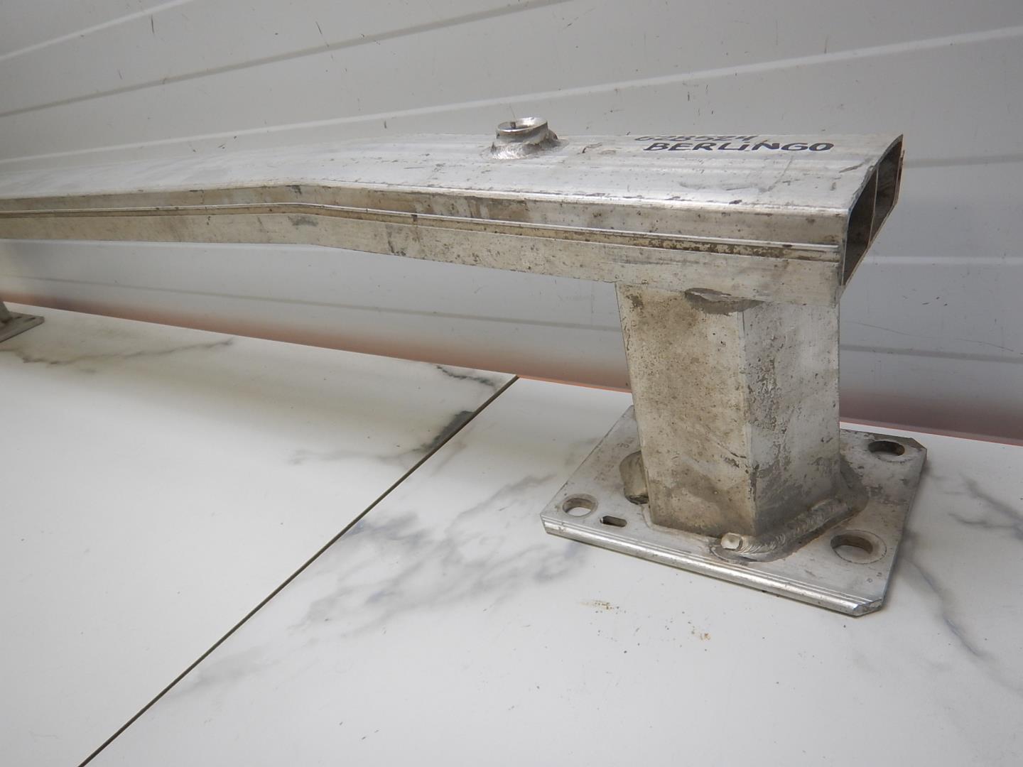 Усилитель переднего бампера