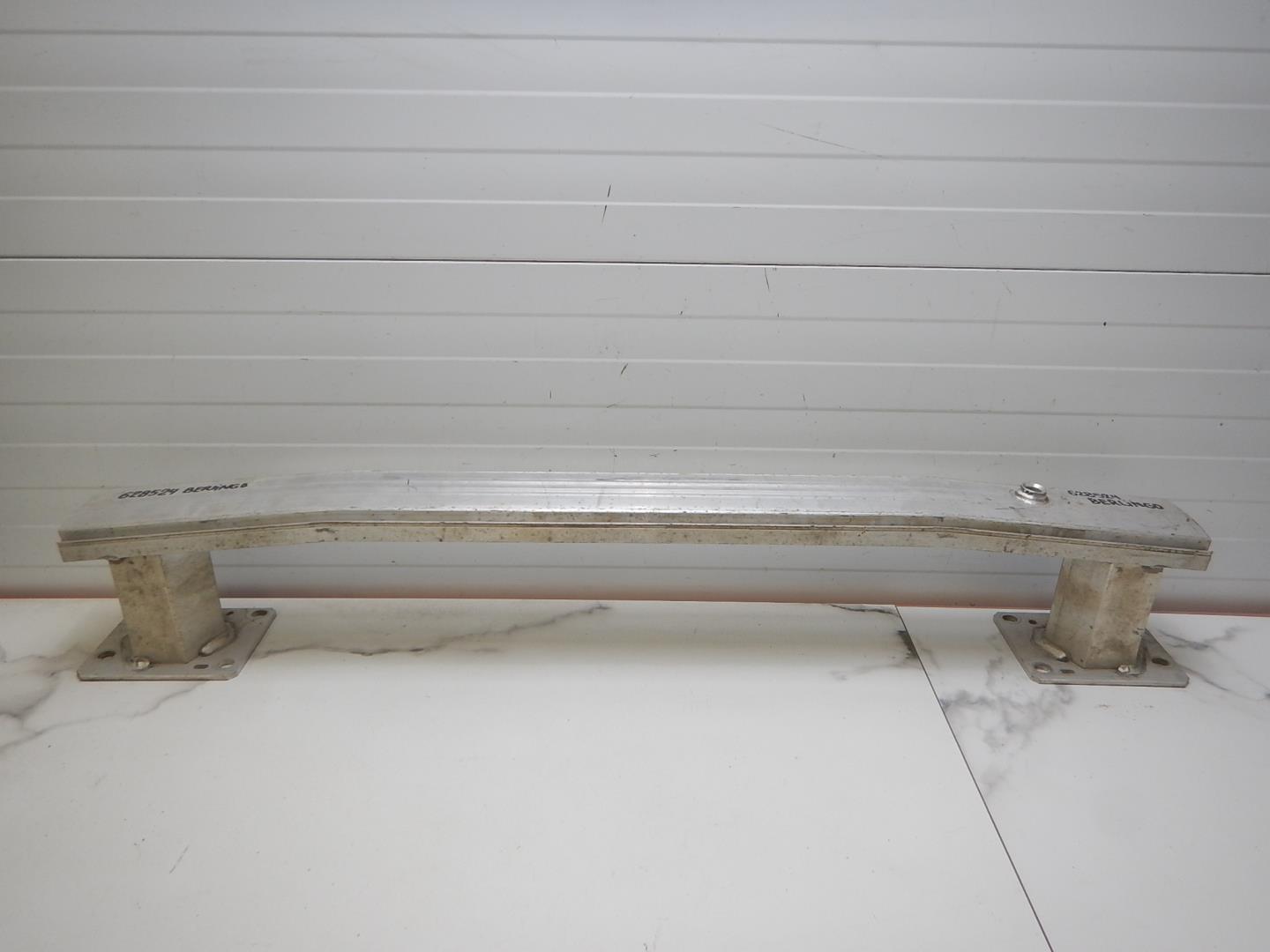 Усилитель переднего бампера