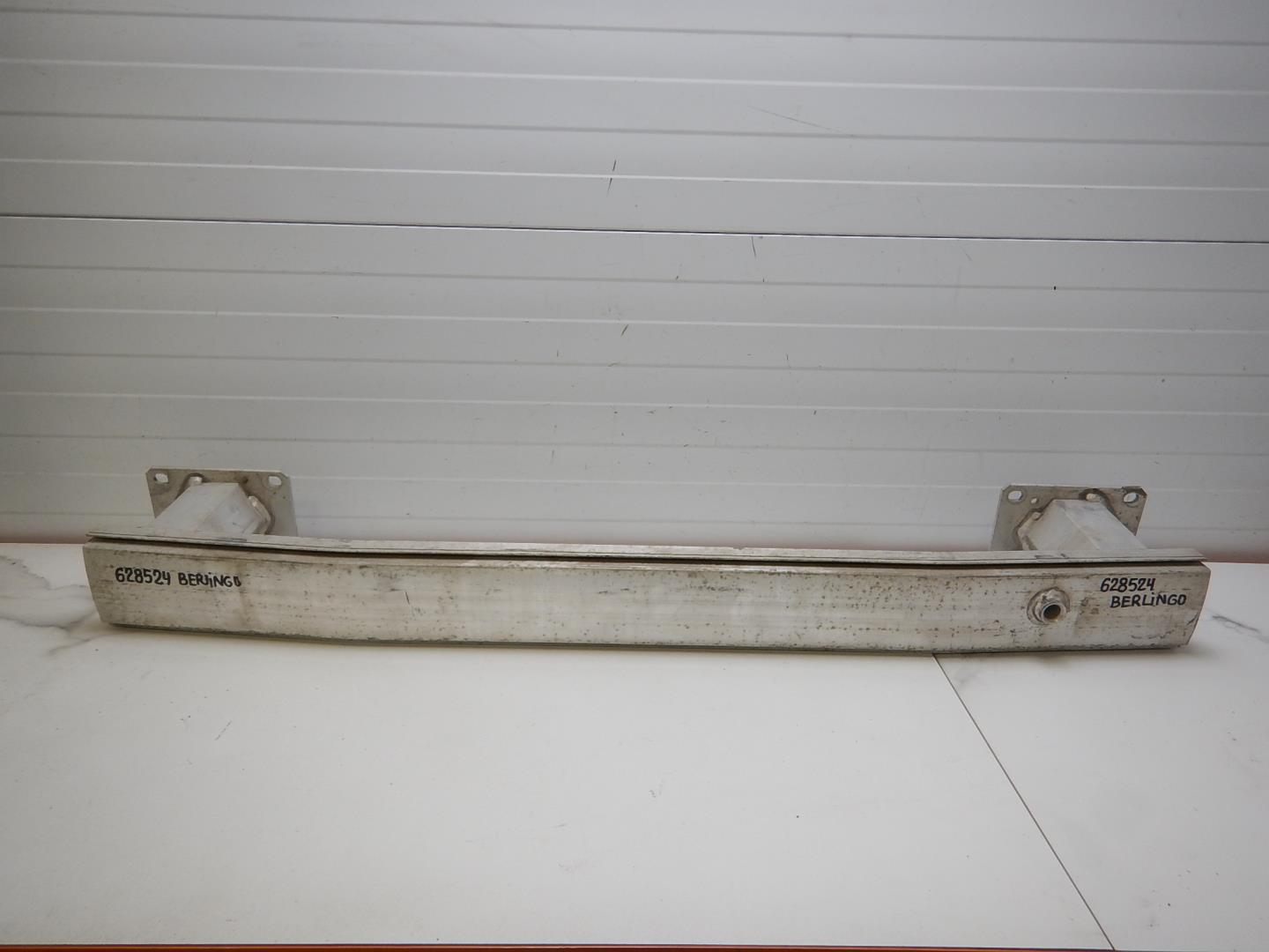 Усилитель переднего бампера