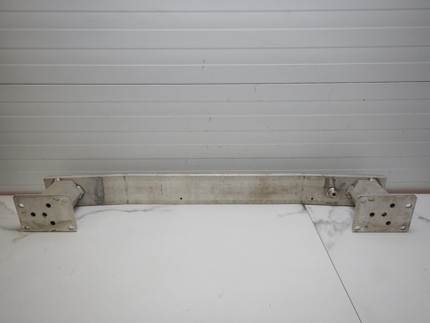 Усилитель переднего бампера