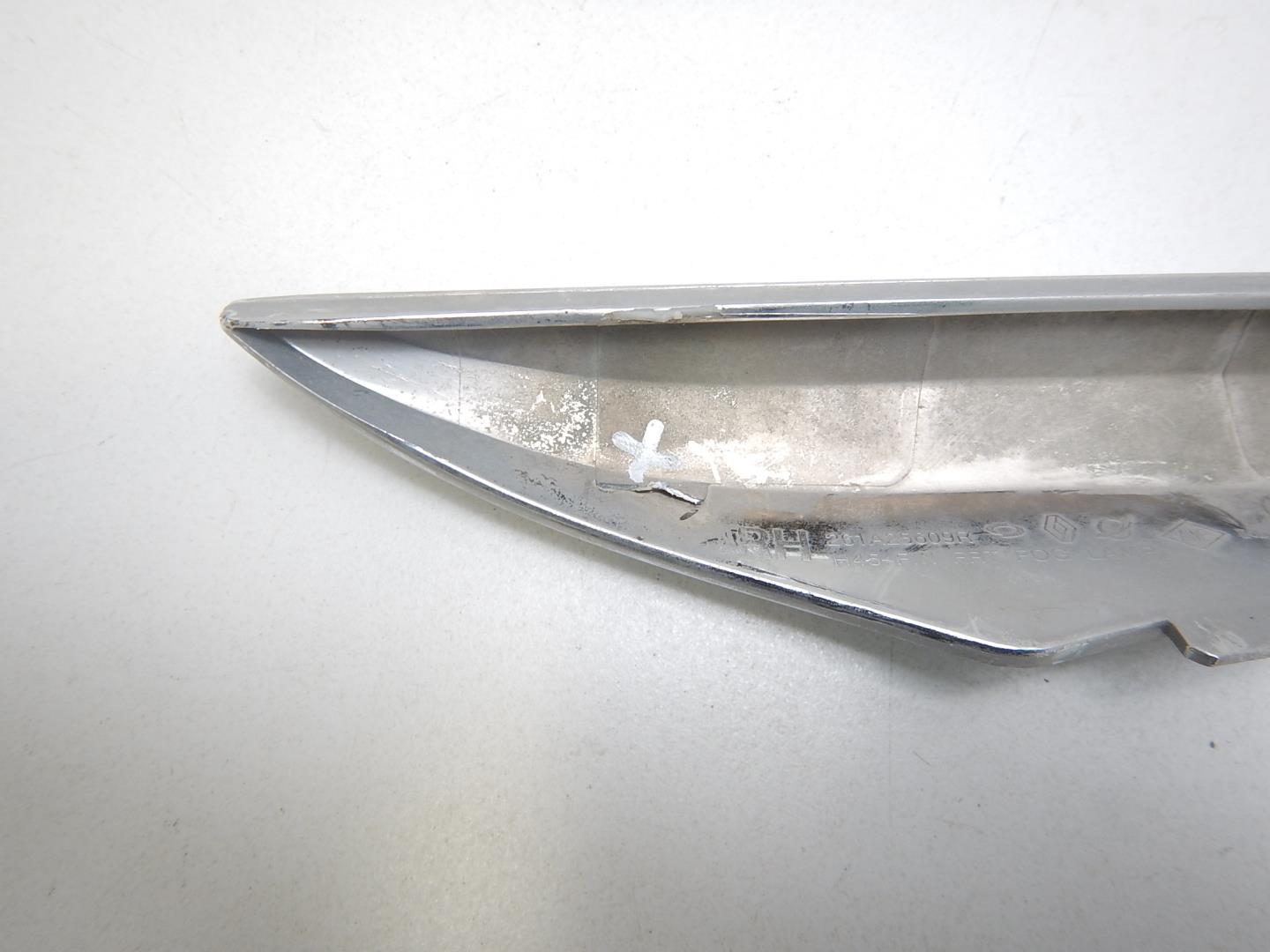 Молдинг переднего бампера правый