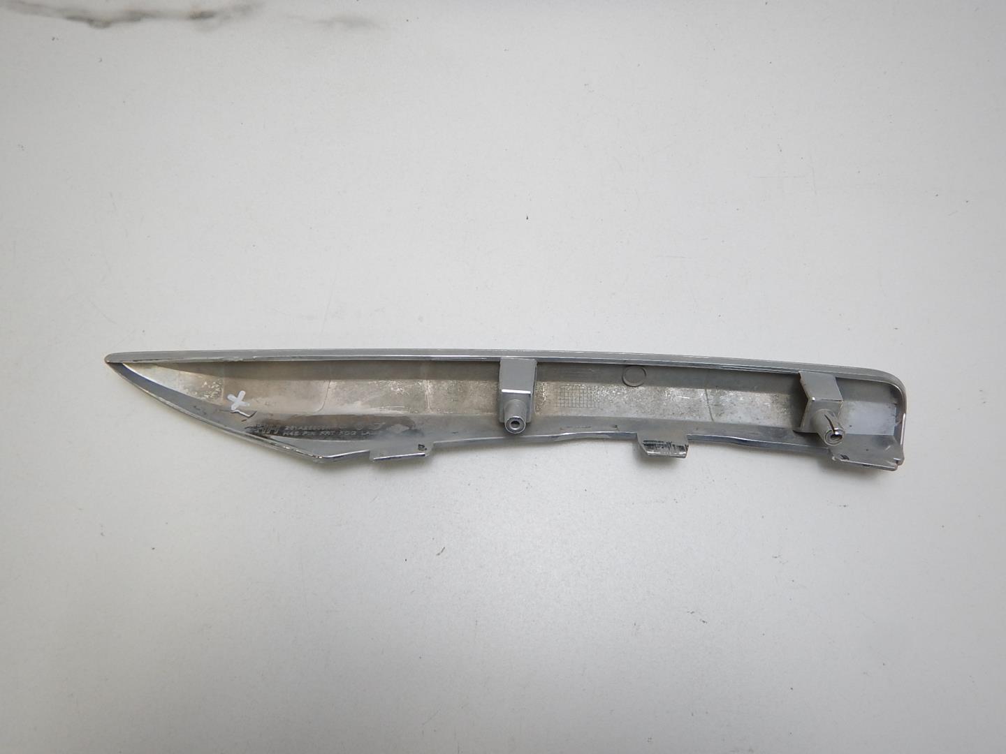 Молдинг переднего бампера правый