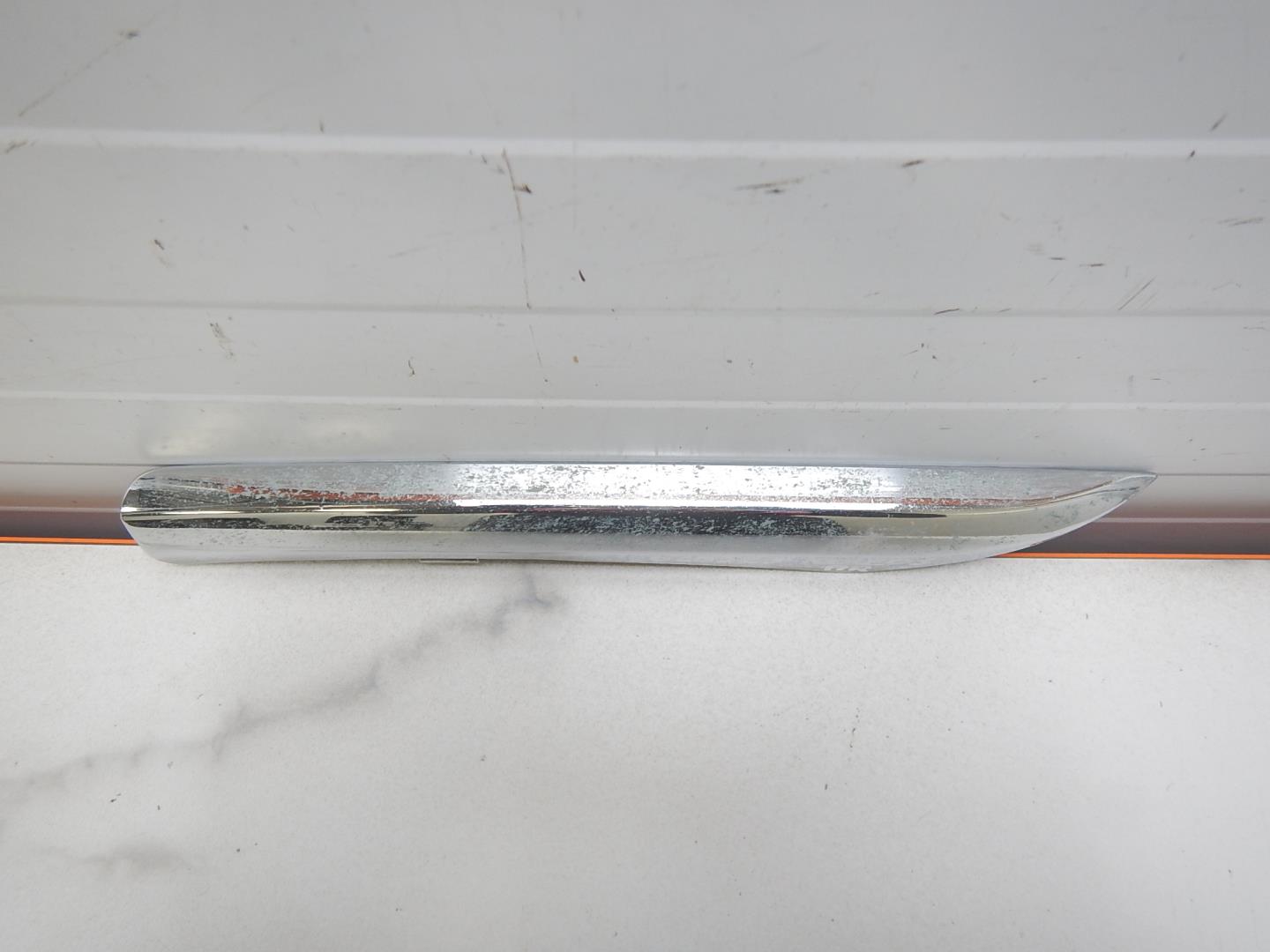 Молдинг переднего бампера правый