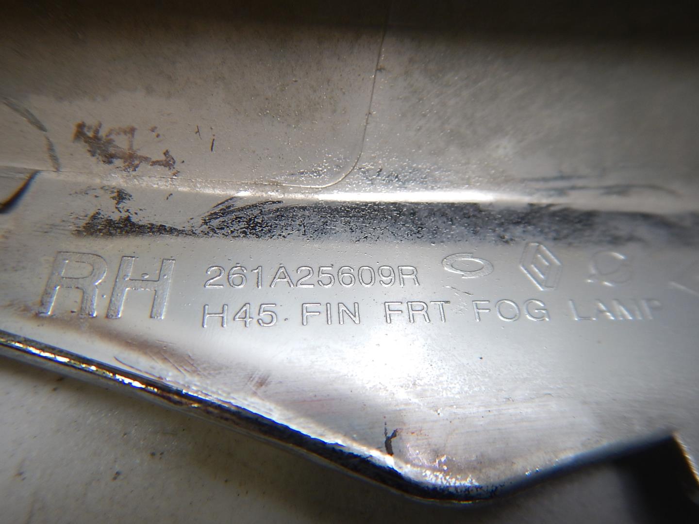 Молдинг переднего бампера правый