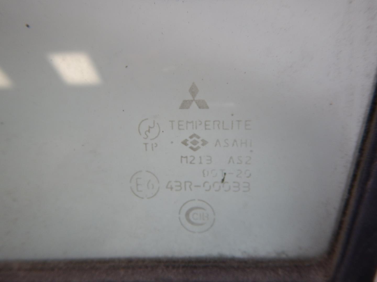 Стекло двери задней правой (форточка)