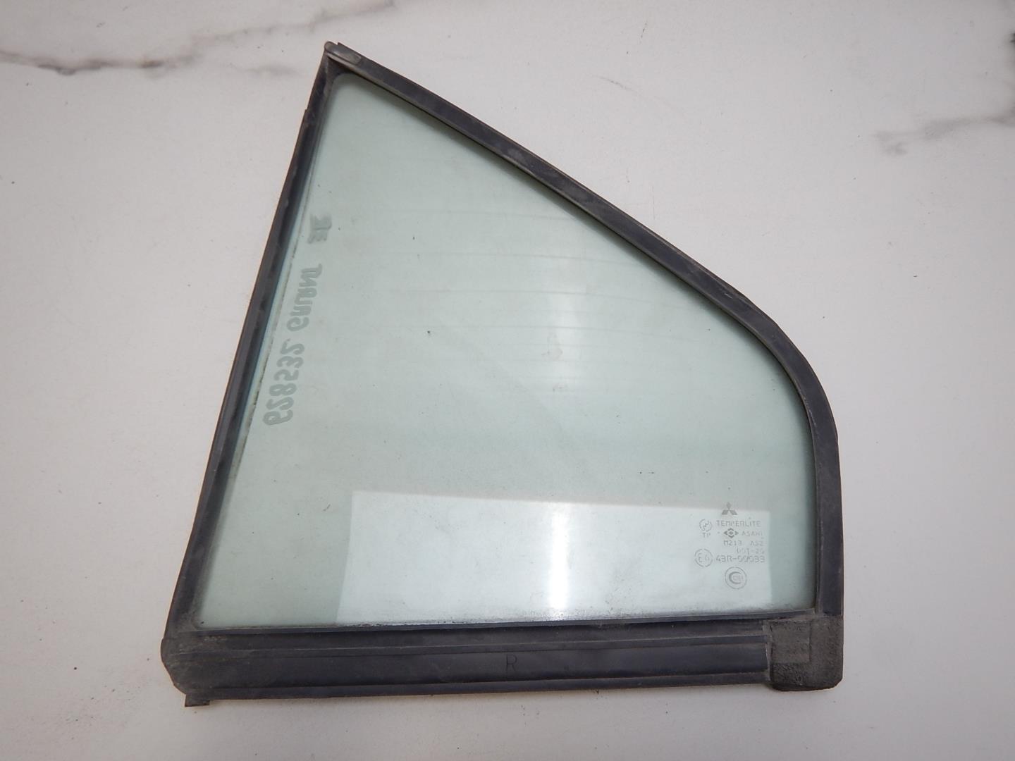 Стекло двери задней правой (форточка)