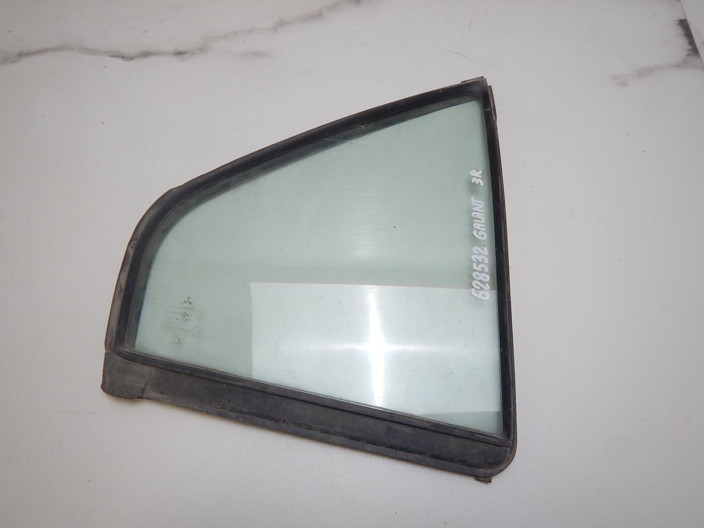 Стекло двери задней правой (форточка)