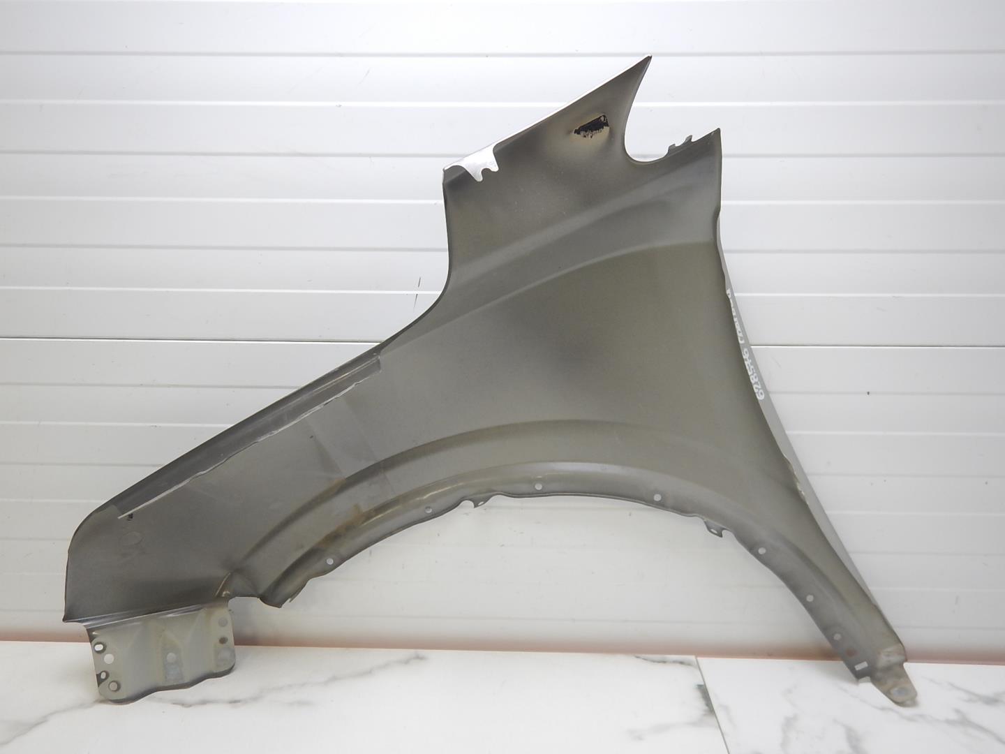 Крыло переднее правое