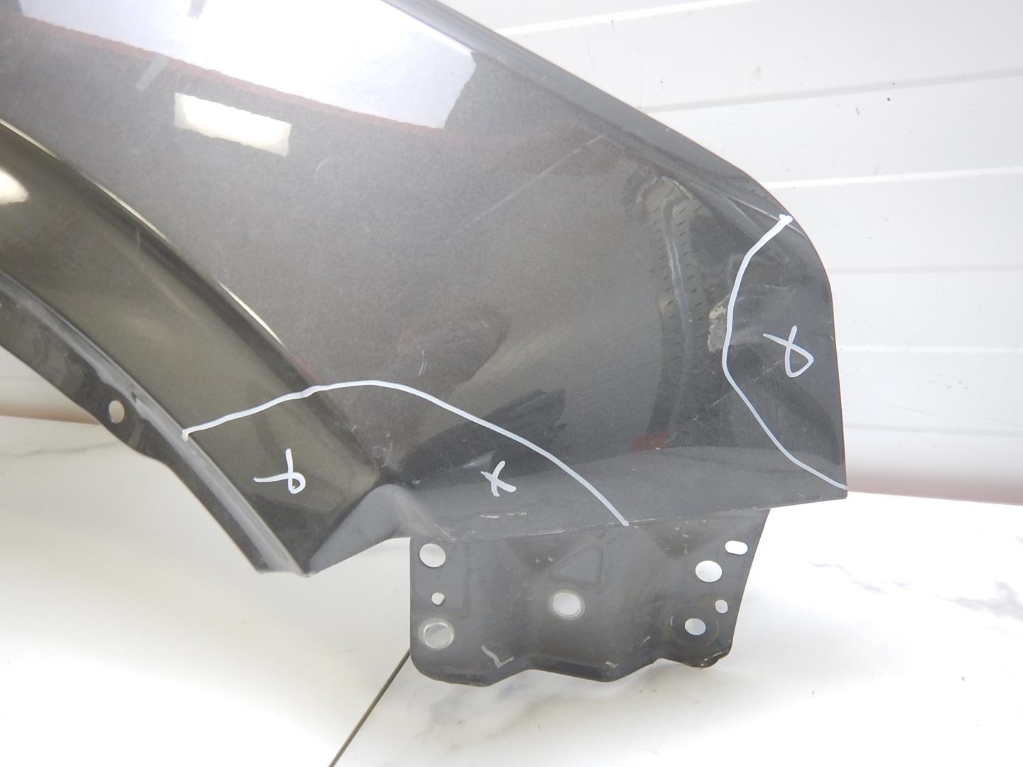 Крыло переднее правое