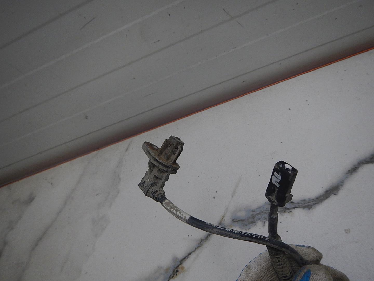 Датчик ABS передний левый