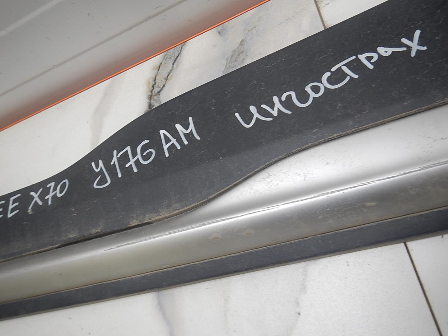 Молдинг задней левой двери