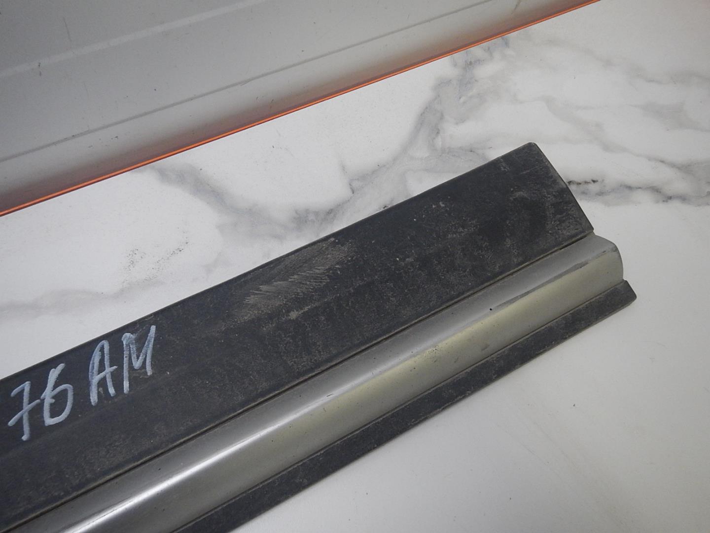 Молдинг передней левой двери