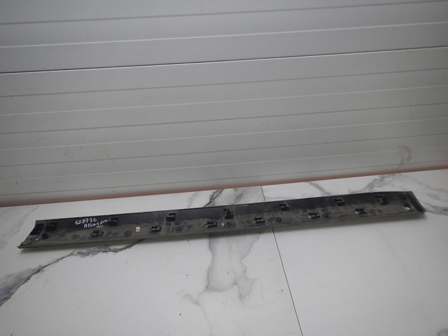 Молдинг передней левой двери