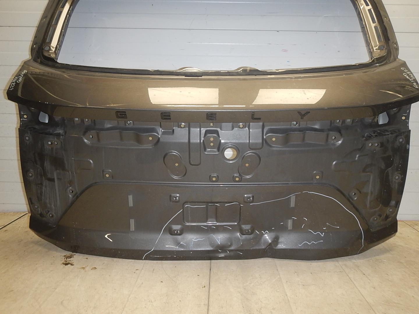 Дверь багажника