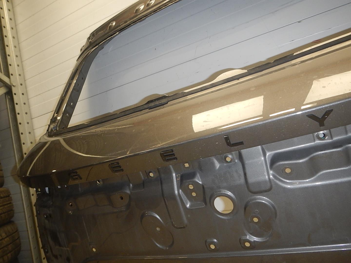 Дверь багажника