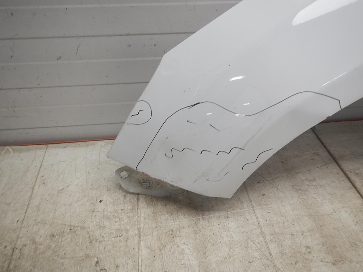 Крыло переднее левое