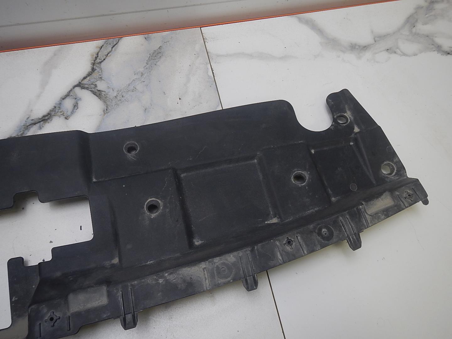 Кожух замка капота