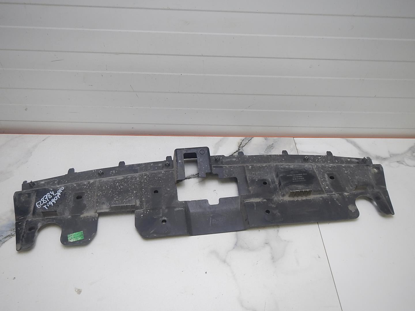 Кожух замка капота