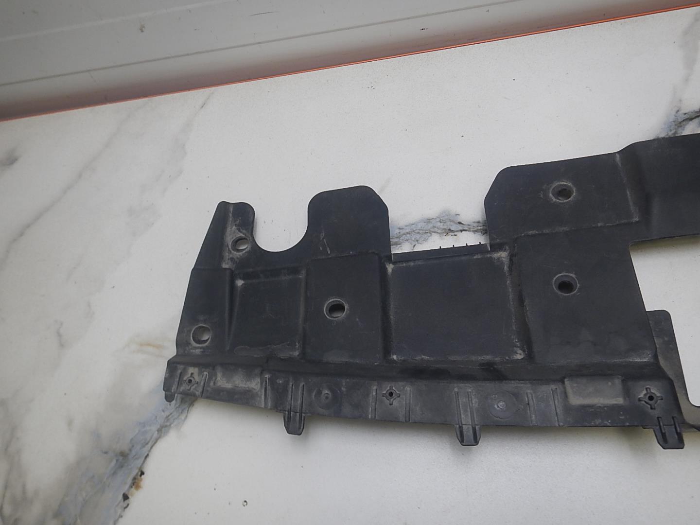 Кожух замка капота