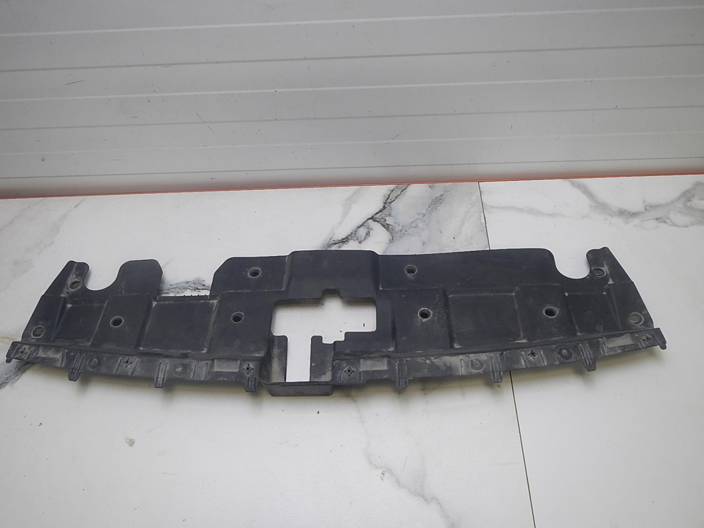 Кожух замка капота