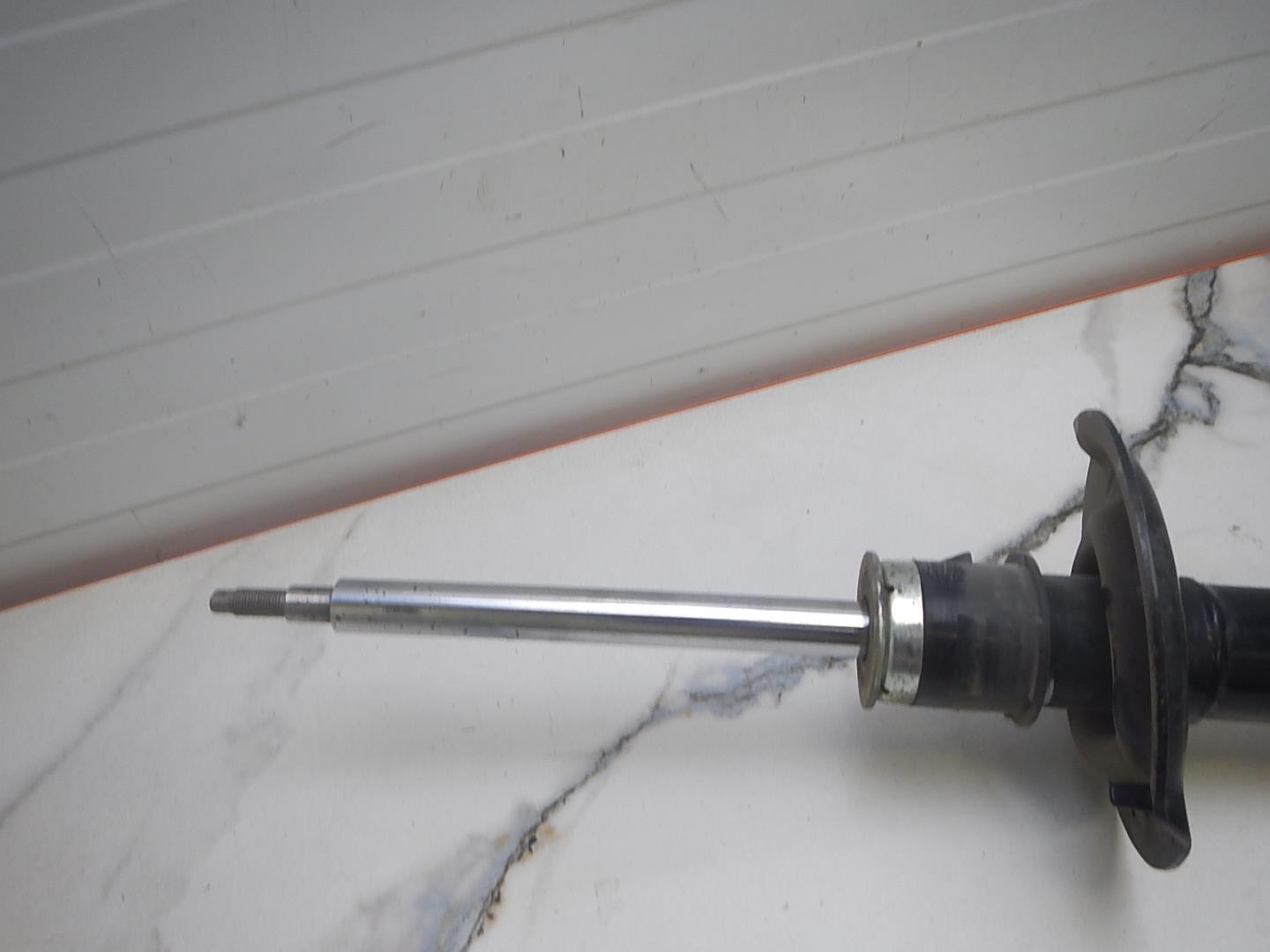 Амортизатор передний правый