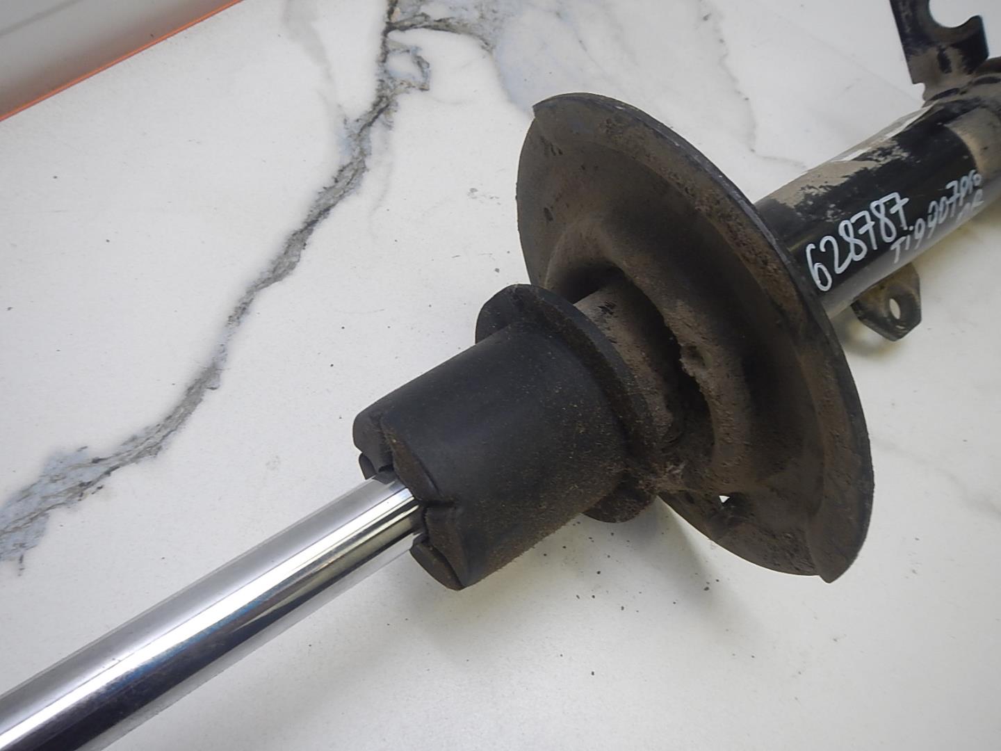 Амортизатор передний правый