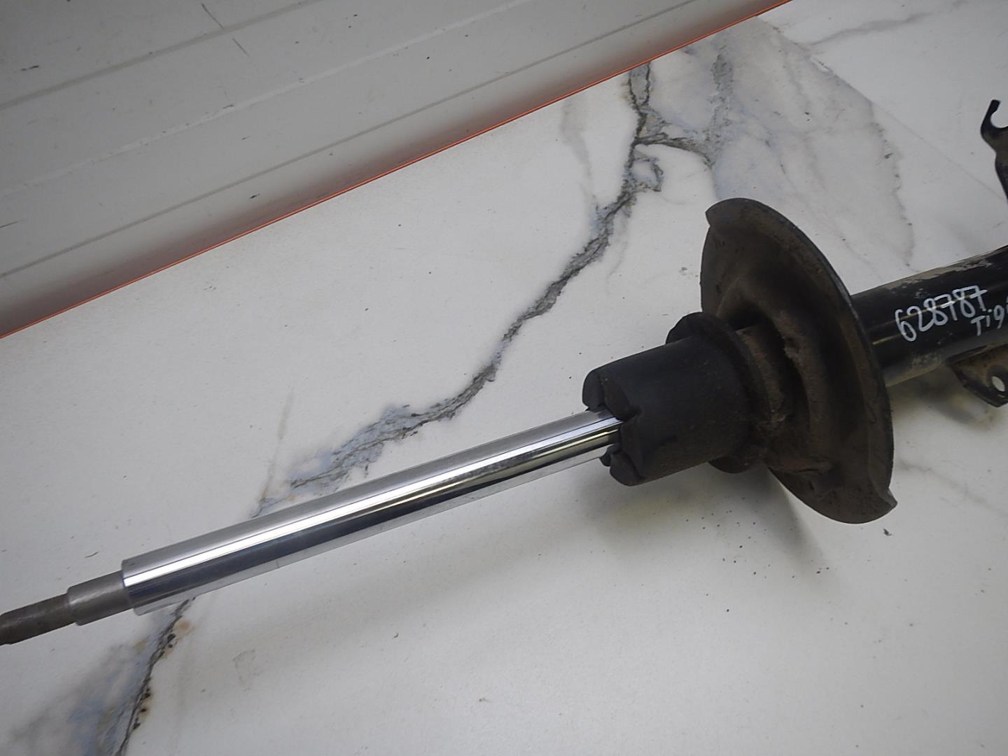 Амортизатор передний правый