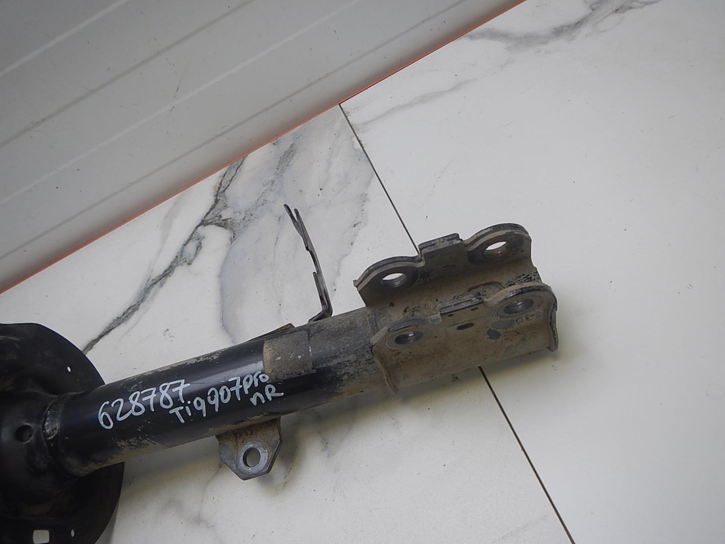 Амортизатор передний правый