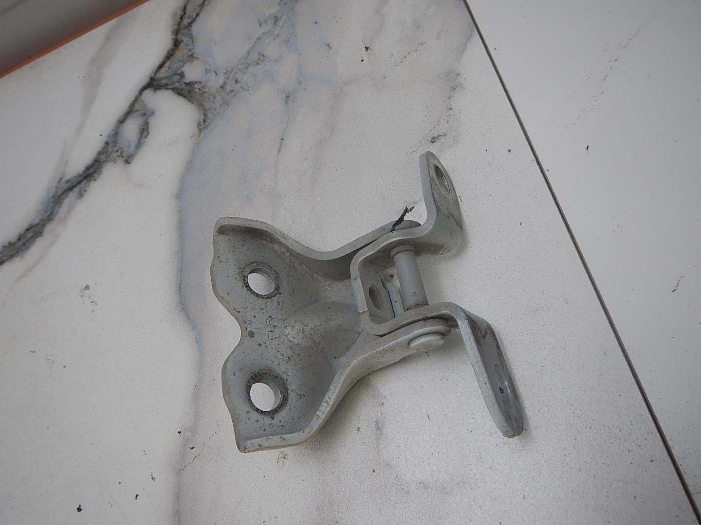 Петля двери передней правой нижняя