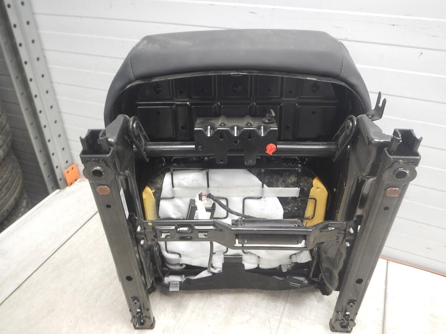 Сиденье переднее левое