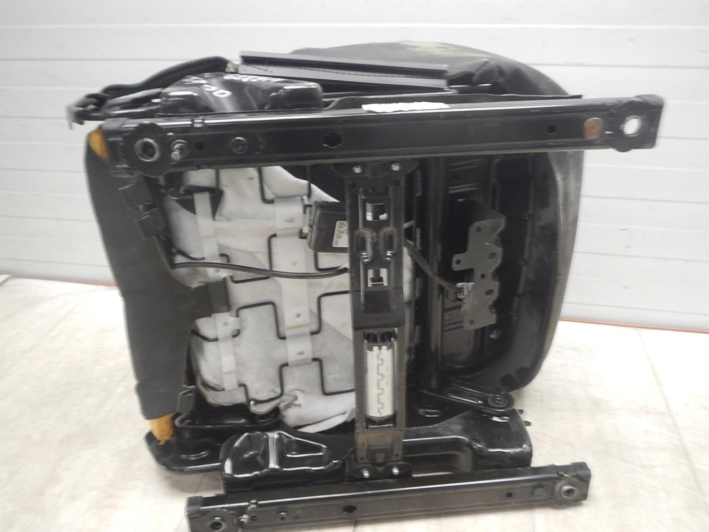 Сиденье переднее левое